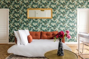 Apartment, Garden View | Living area | 32-inch Smart TV with cable channels, Netflix, streaming services - Merveil Family Suite - Marais - Ponceau (Paris)