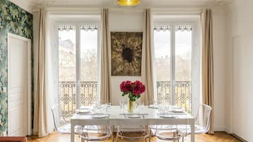 Apartemen, pemandangan kebun | Area keluarga | Smart TV 32-inci dengan saluran TV kabel, Netflix, dan layanan streaming