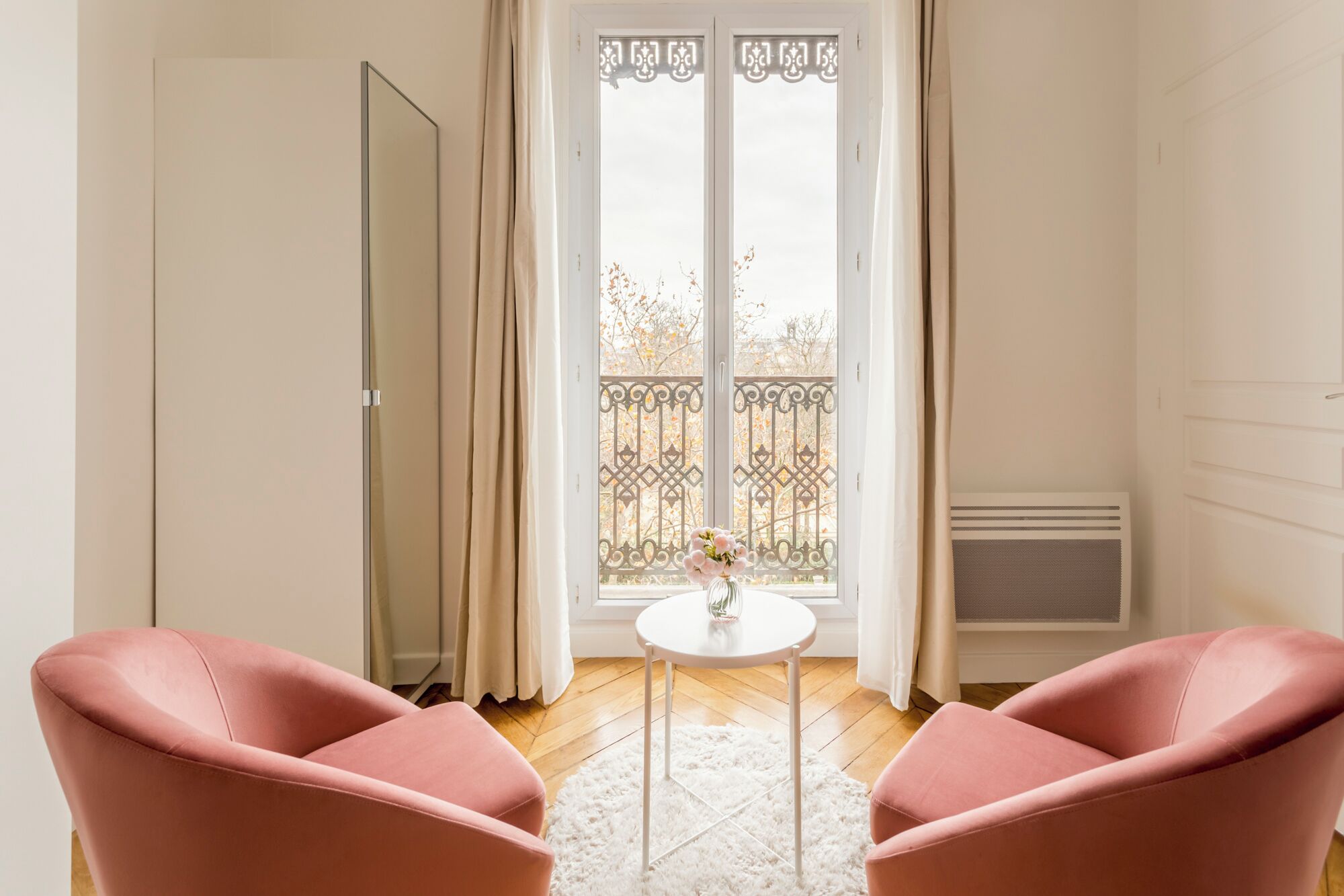 อพาร์ทเมนท์, วิวสวน | เครื่องนอนป้องกันสารก่อภูมิแพ้, เตียงพร้อมฟูกเสริมที่นอน