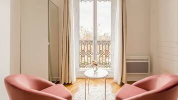 Apartemen, pemandangan kebun | Seprai antialergi, bantalan ekstra lembut, dan didekorasi berbeda-beda