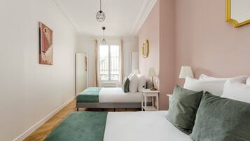 Apartemen, pemandangan kebun | Seprai antialergi, bantalan ekstra lembut, dan didekorasi berbeda-beda