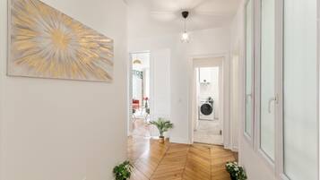 Apartemen, pemandangan kebun | Area keluarga | Smart TV 32-inci dengan saluran TV kabel, Netflix, dan layanan streaming