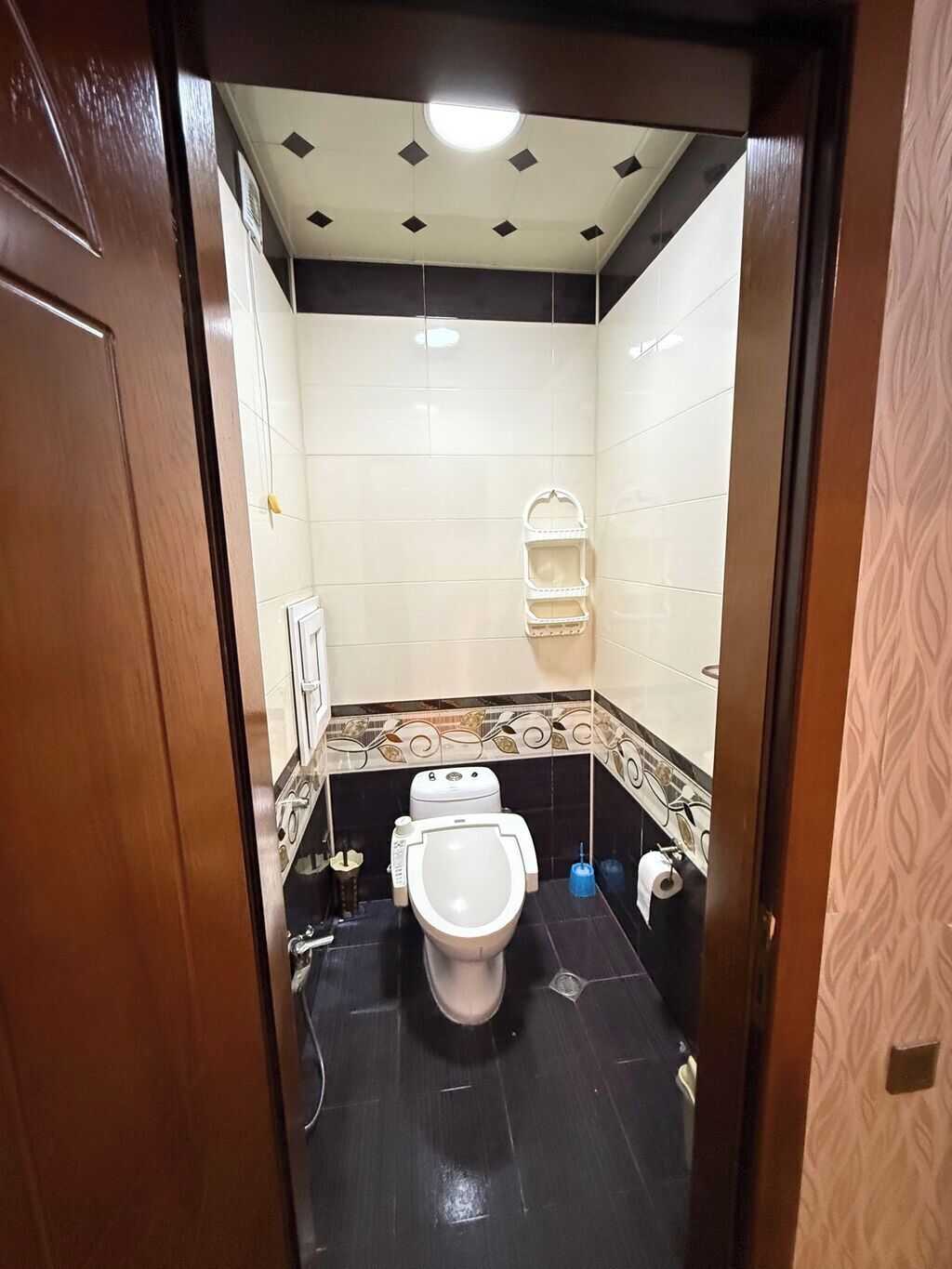 Toalettartikler (inkludert), hårføner, tøfler og håndklær