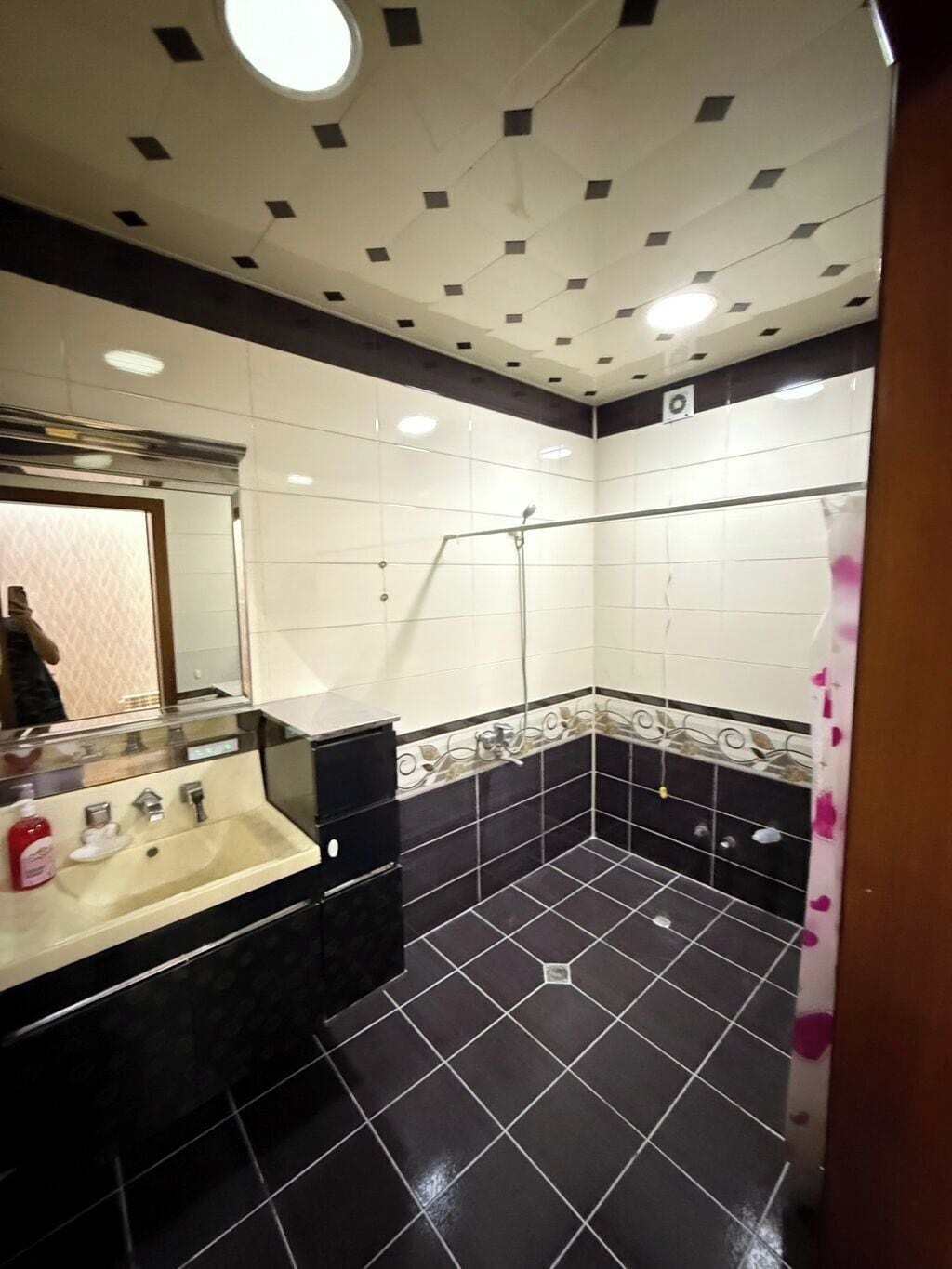 Kostenlose Toilettenartikel, Haartrockner, Hausschuhe, Handtücher