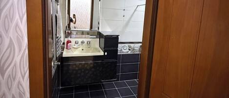 バスアメニティ (無料)、ヘアドライヤー、スリッパ、タオル