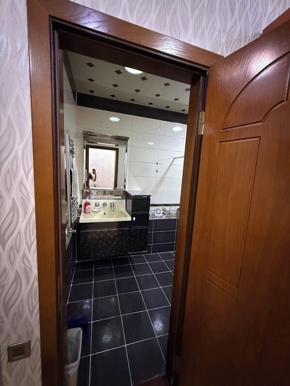 Artículos de tocador gratuitos, secador de pelo, pantuflas, toallas