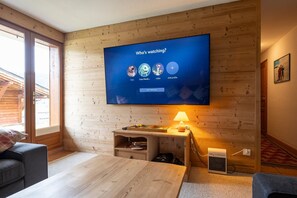 Tv och ett bordtennisbord