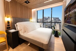 Una cassaforte in camera, una scrivania, tende oscuranti