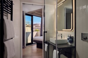 Standard Studio | Bathroom | Shower, hair dryer, towels, soap - Grea Iras Apartments (Athens)