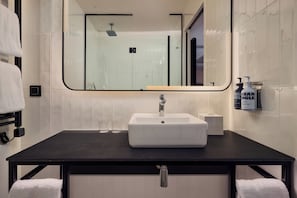 Estudio estándar | Baño | Regadera, secadora de cabello, toallas, jabón