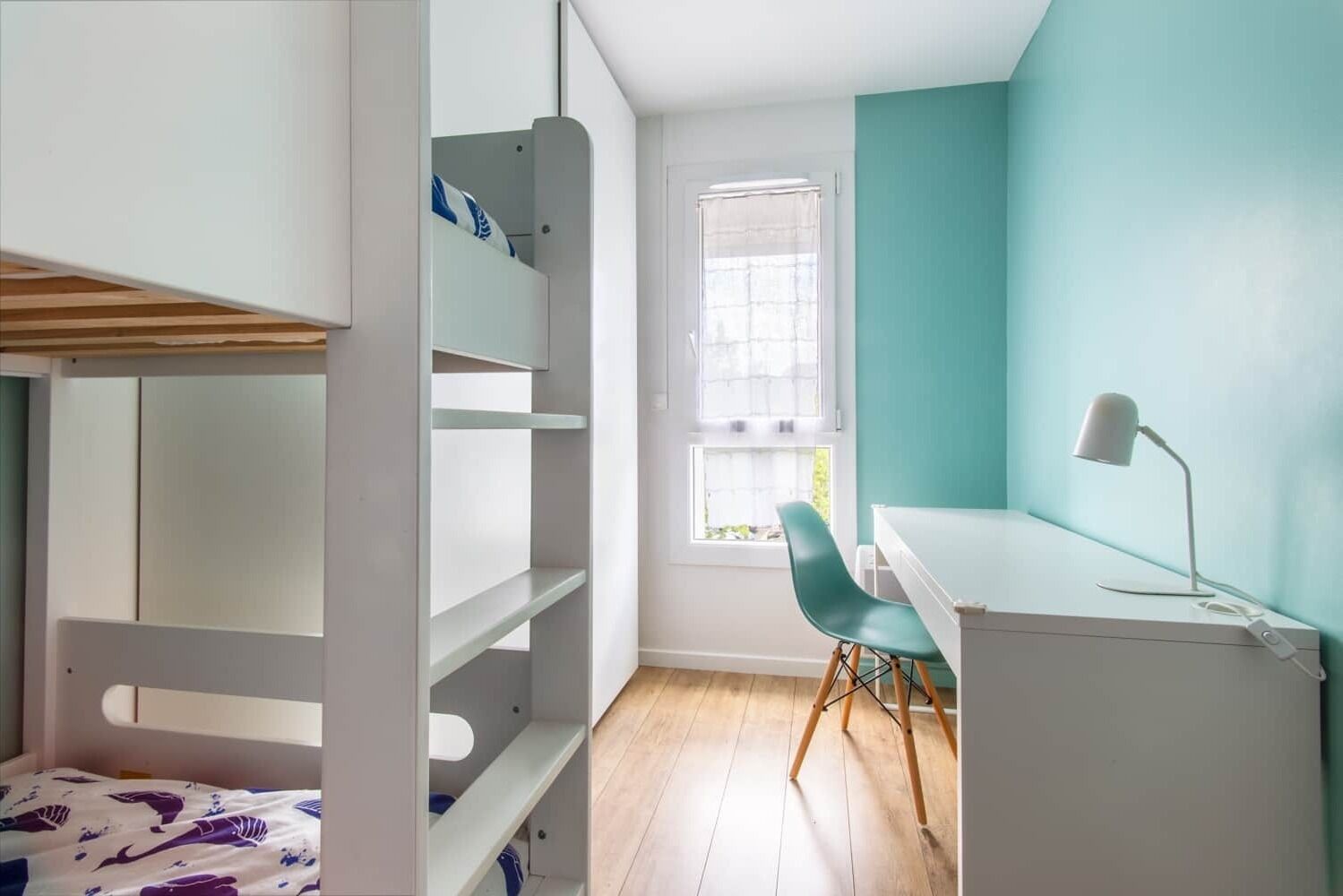 Espace bureau avec Wi-Fi fibre, idéal pour le télétravail