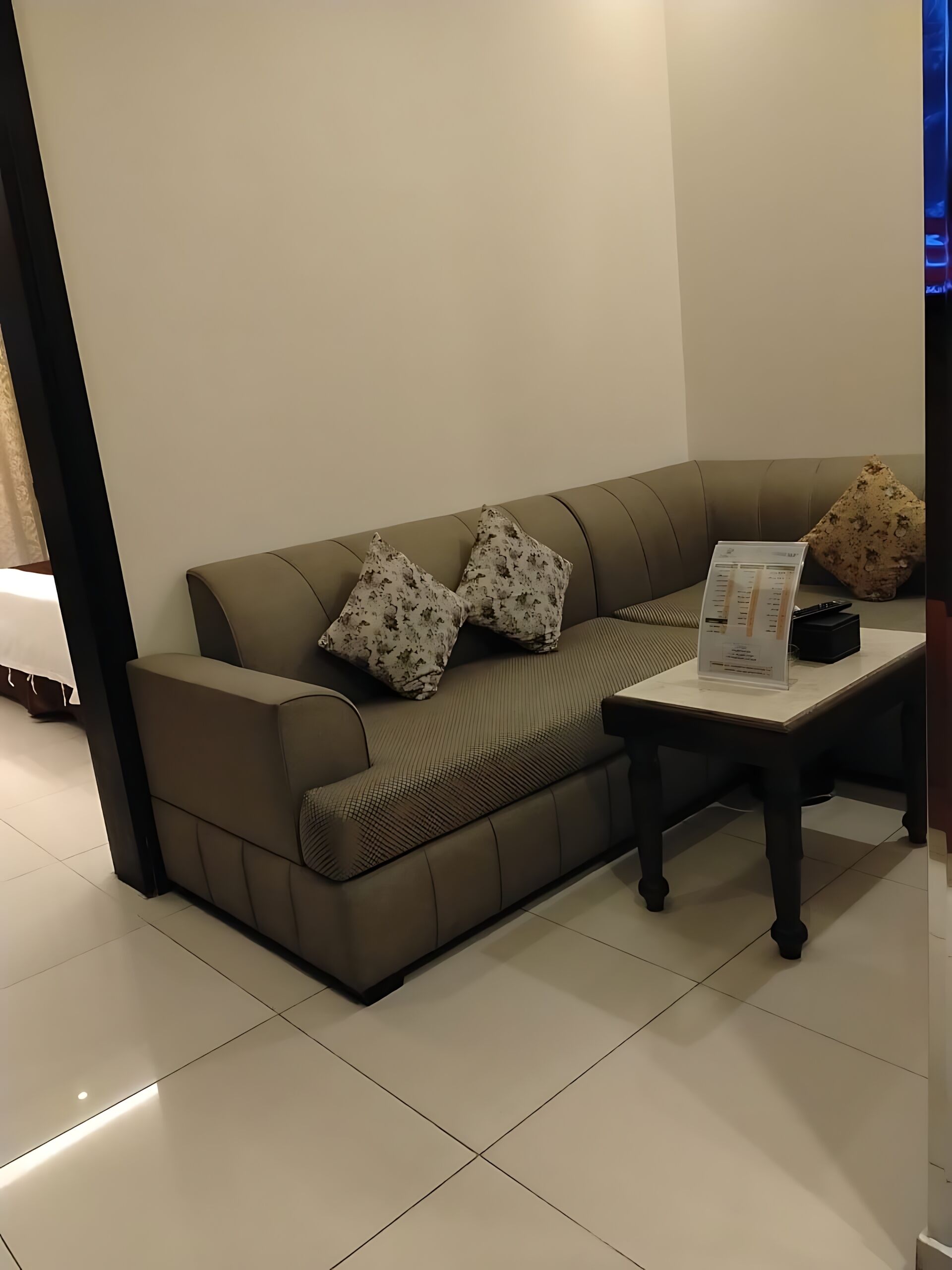 Suite, 1 camera da letto, vista città | Area soggiorno | Smart TV 32 pollici con canali satellitari