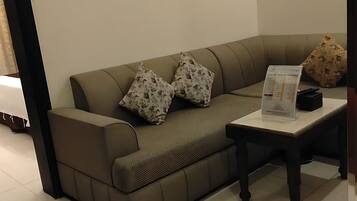 Suite, 1 camera da letto, vista città | Area soggiorno | Smart TV 32 pollici con canali satellitari