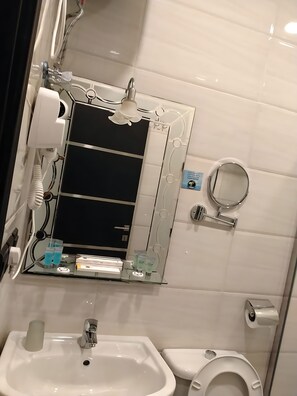 Shower, hair dryer, slippers, towels - Grand Khayal serviced apartments (Jeddah)