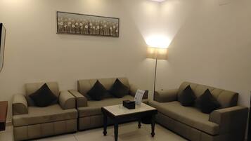 Suite, 1 Bedroom, City View | Living area