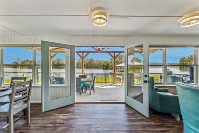 Large Fenced Yard Pet Friendly with Private Boat Ramp and Boat House