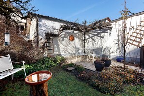 Outdoor dining - Room 'Frank' with Breakfast, Shared Terrace, Shared Garden and Wi-Fi (Wehr)