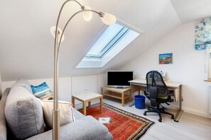 TV - Room 'Frank' with Breakfast, Shared Terrace, Shared Garden and Wi-Fi (Wehr)