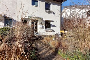 Exterior - Room 'Frank' with Breakfast, Shared Terrace, Shared Garden and Wi-Fi (Wehr)