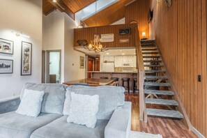 TV, peis, DVD-spiller og kontorer