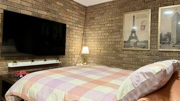 2 bedrooms, iron/ironing board, free WiFi, bed sheets