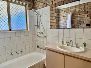 Hair dryer, towels, soap, shampoo - Spacious Villa with Comfortable Beds (Rangeway)