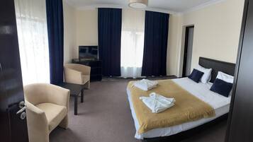 8 bedrooms, WiFi, bed sheets