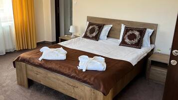 8 bedrooms, WiFi, bed sheets