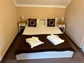 8 عدّة غرف نوم وواي فاي وملاءات أسرّة