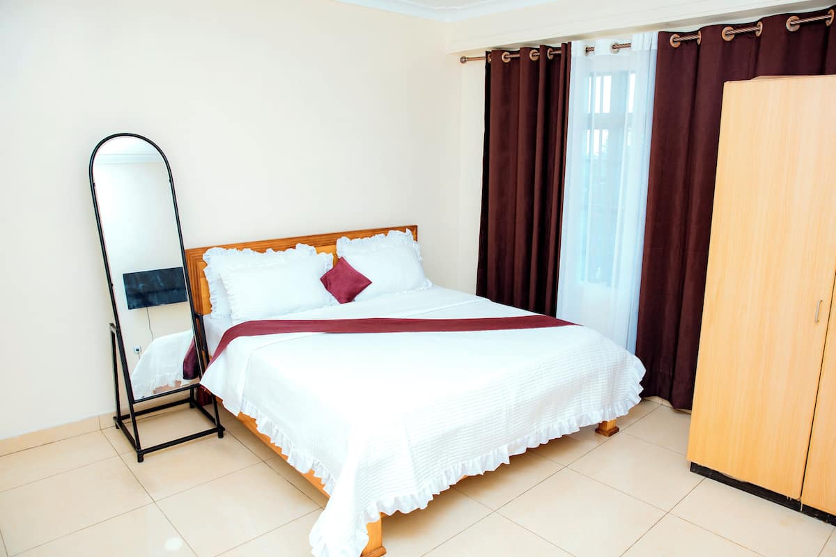 Hochwertige Bettwaren, Daunenbettdecken, Zimmersafe, Schreibtisch