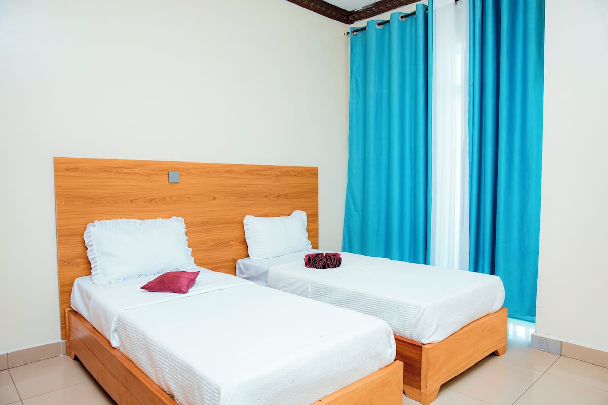 Comfort-Zweibettzimmer | Hochwertige Bettwaren, Daunenbettdecken, Zimmersafe, Schreibtisch