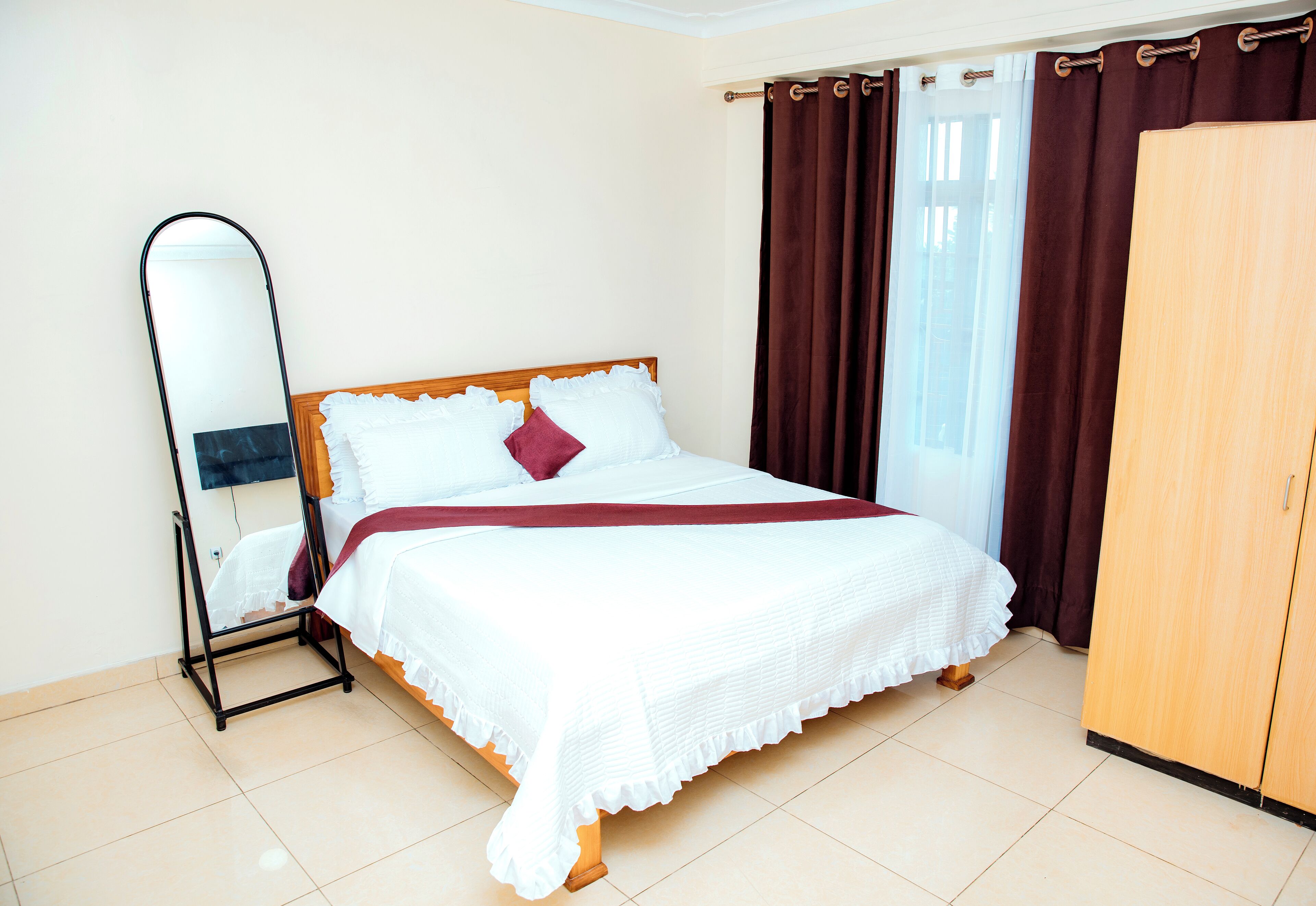 Sengetøy av topp kvalitet, dundyner, safe på rommet og skrivebord