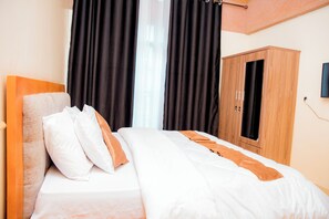 Deluxe tweepersoonskamer, uitzicht op tuin | Luxe beddengoed, donsdekens, een kluis op de kamer, een bureau