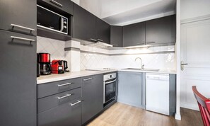 Kühlschrank, Ofen, Geschirrspüler, Wasserkocher mit Kaffee-/Teezubehör