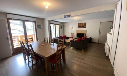 Apartment Sleeps 8, South-facing, With Wifi