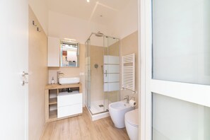 Dusche, Whirlpool, Haartrockner, Bidet