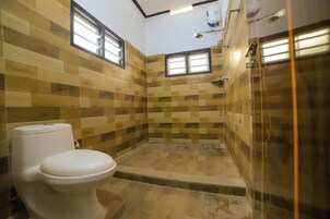 Ducha, toallas, jabón y papel higiénico