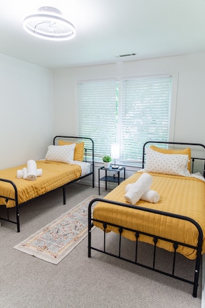 5 bedrooms, desk, iron/ironing board, WiFi