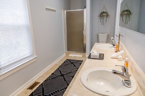 Hair dryer, towels - Historic Westend Jewel-Pet Friendly, Sleeps 12 (Atlanta)