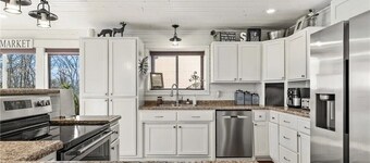 Stone Oaks – Private 42-Acre Log Home with Lake Views & Dog-Friendly Comfort