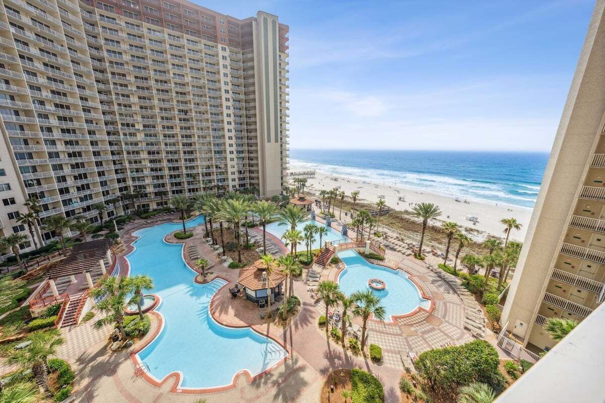 Innendørsbasseng og et oppvarmet basseng