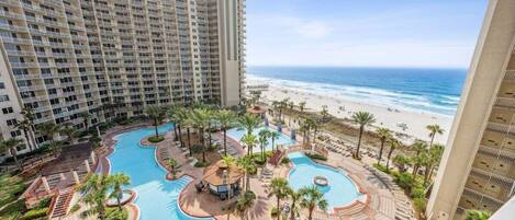 Een binnenzwembad en een verwarmd zwembad