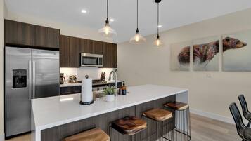 Kjøleskap, mikrobølgeovn, ovn og kokeplater