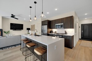 Kjøleskap, mikrobølgeovn, ovn og kokeplater