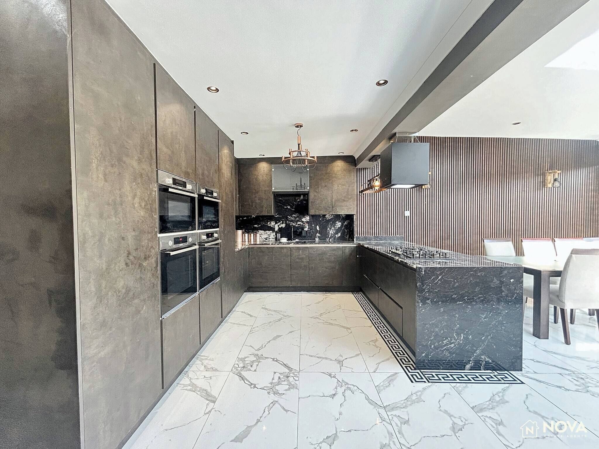 Rumah, 6 kamar tidur, akses difabel, balkon | Interior