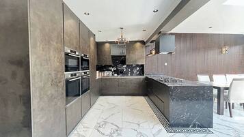 Nhà, 6 phòng ngủ, phù hợp cho người khuyết tật, ban công | Nội thất