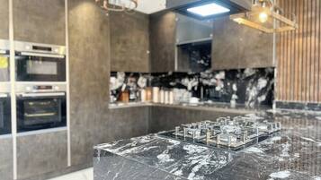 Nhà, 6 phòng ngủ, phù hợp cho người khuyết tật, ban công | Nội thất