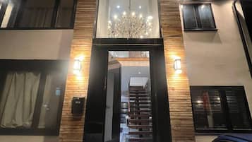 Nhà, 6 phòng ngủ, phù hợp cho người khuyết tật, ban công | Chi tiết ngoại thất