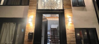 优雅的家庭住宅，配有2个按摩浴缸角浴缸