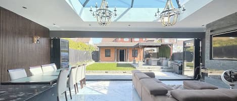 House, 6 Bedrooms, Accessible, Balcony | Living room